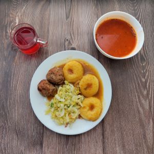Dieta podstawowa Zupa ziemniaczana a'la solferino Kluski śląskie Klopsik wieprzowy pieczony Sos pieczeniowy Surówka z kapusty pekińskiej z olejem Kompot owocowy z jabłkami